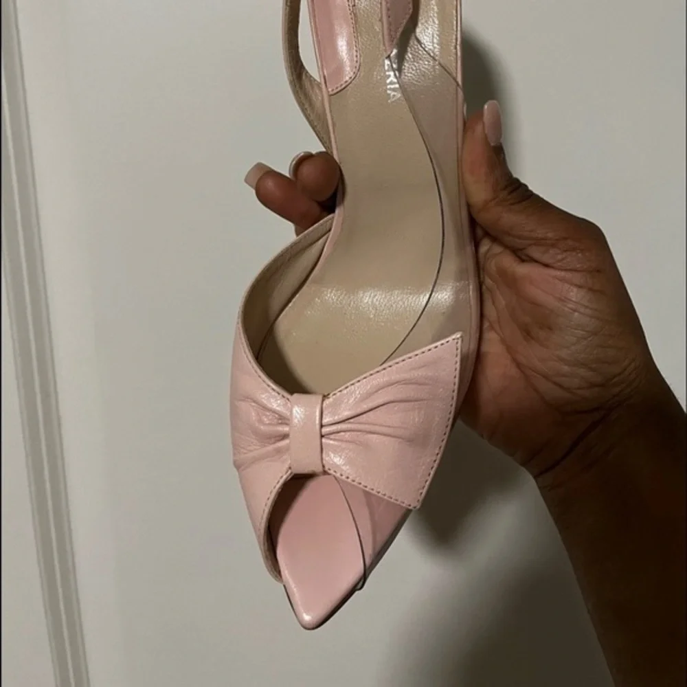 BCbG Maxazria light pink heel sandals leather upper